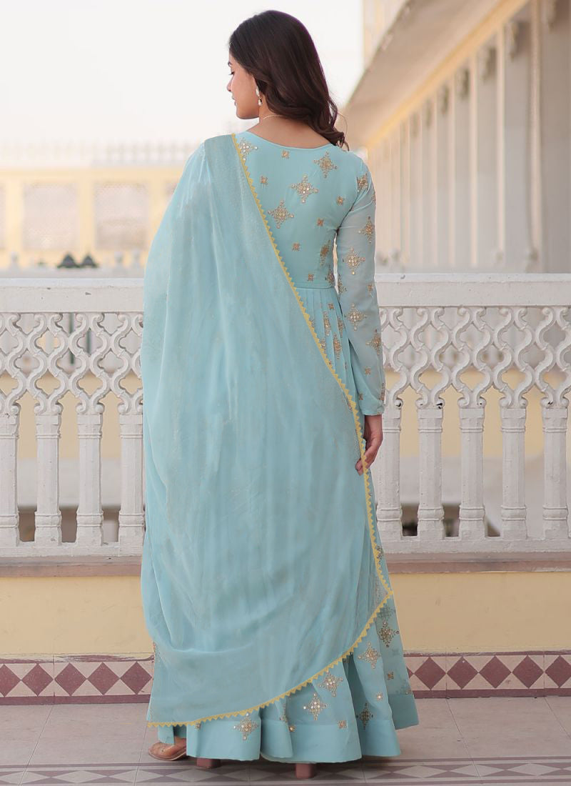 Armelia - Golden touch with a chic glow