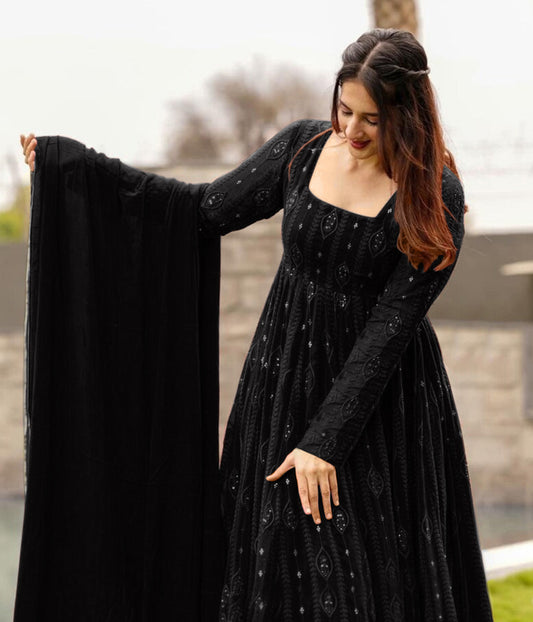 Zafira - Flowing with rhythm and charm(Black)