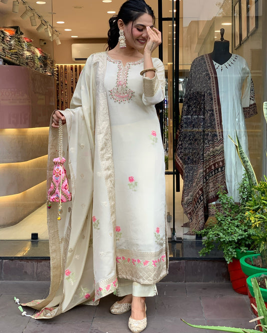 Yamika - A regal piece crafted with timeless grace